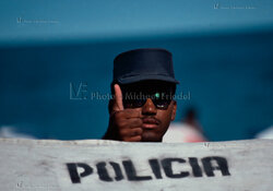 POLIZIST AM STRAND COPACABANA ,RIO DE JANEIRO, BRASILIEN