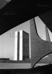 BRASILIEN, BRASILIA 1970, DIE NEUE HAUPTSTADT. ARCHITEKTUR: OSCAR NIEMEYER. DER NATIONALKONGRESS, CONGRESSO NATIONAL,  PALACIO DE PLANALTO