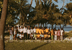 HOTELERFFNUNG 1973, GRUPPENPHOTO, INSEL BANDOS, NORD MALE ATOLL, MALEDIVEN