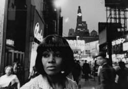 AFROAMERIKANERIN, PHOTOMODELL, BROADWAY, TIME SQUARE, MANHATTAN, NEW YORK CITY 1964,  USA